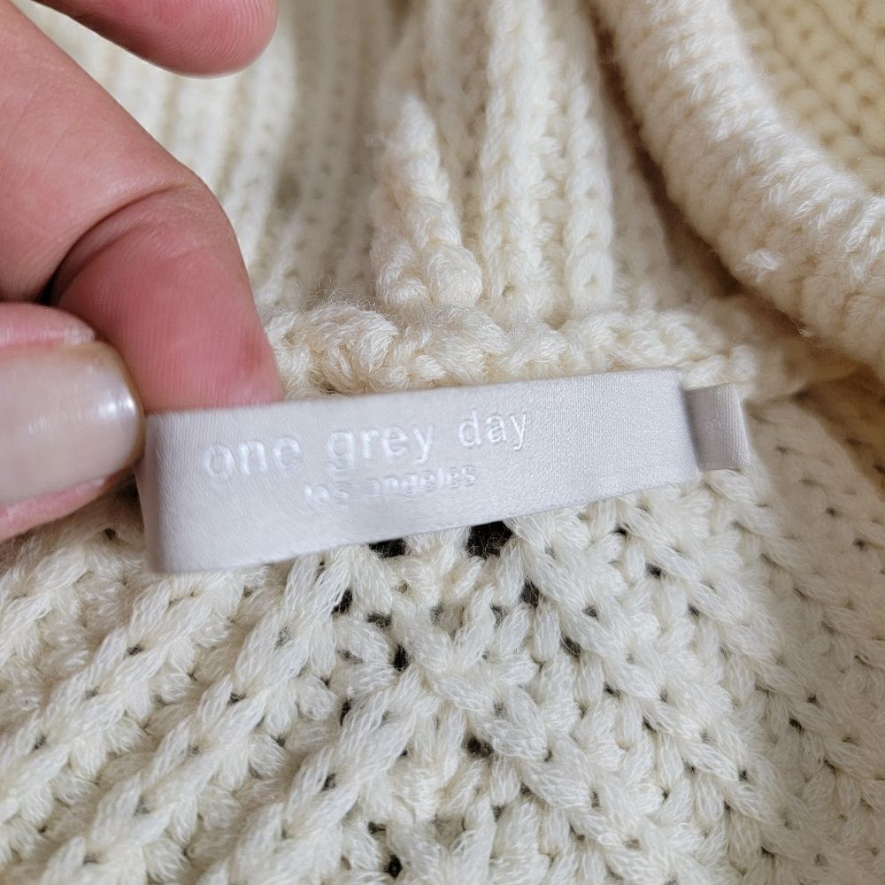 One Grey day Los Angeles Sweater sz Small - Picture 2 of 7
